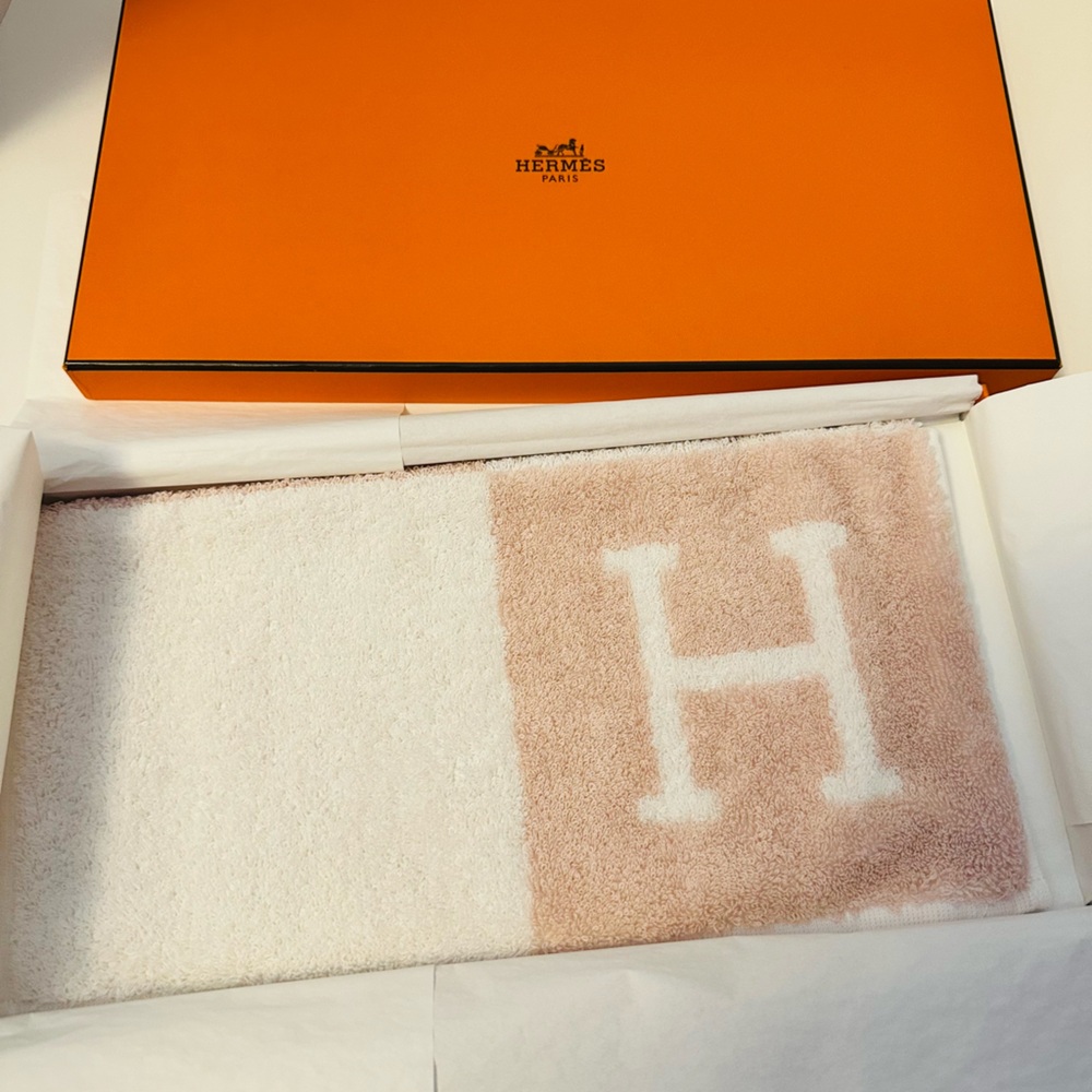 310 Brand New Hermès Soft Pink and Cream Face Towel